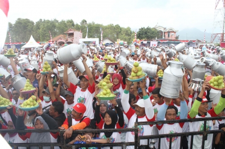 Rekor MURI Tumpeng Apel &amp; Tanki Susu Terbanyak 2016